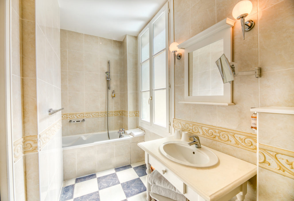 Hotel Comedie Luxury rooms bathtub