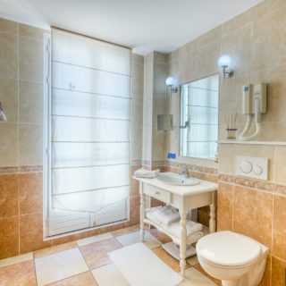 bathroom in hotel d'Aragon Montpellier near Place de la Comédie