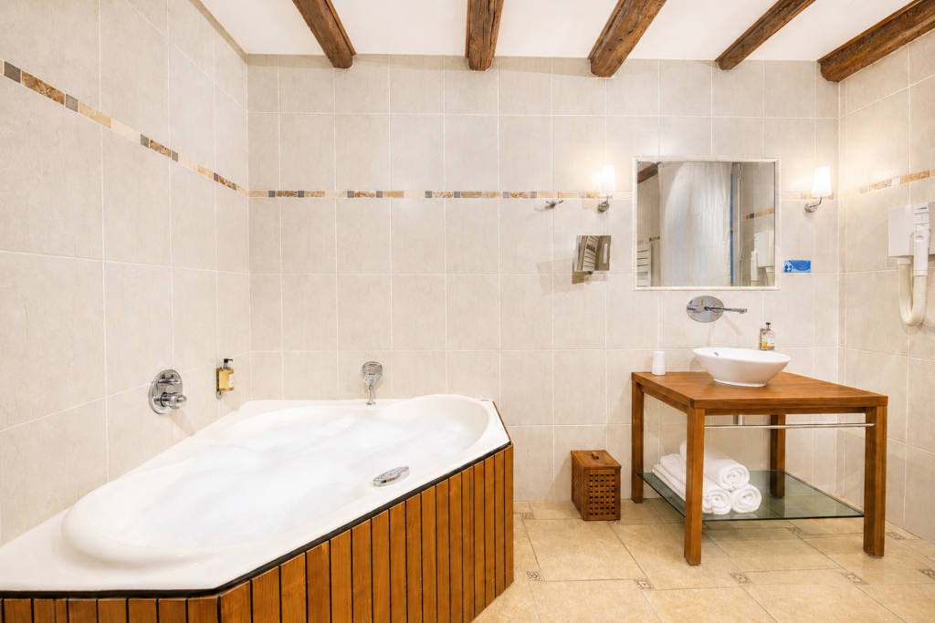 Baignoire balnéo de la chambre Pétrarque à l'Hôtel d'Aragon, Montpellier